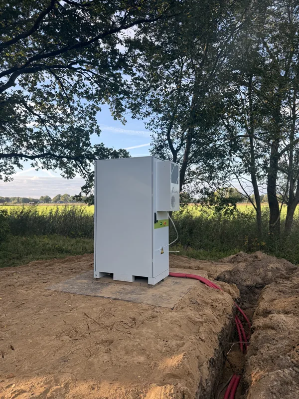 LVFU-buitenbatterij op locatie, met de terreinwerkzaamheden nog zichtbaar.