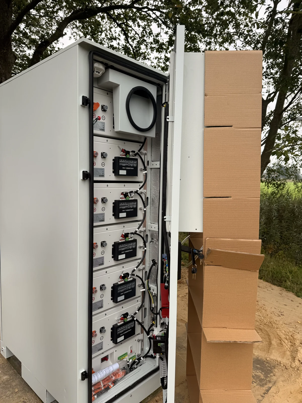 Geopende LVFU 108 kWh buitenkast met batterijmodules