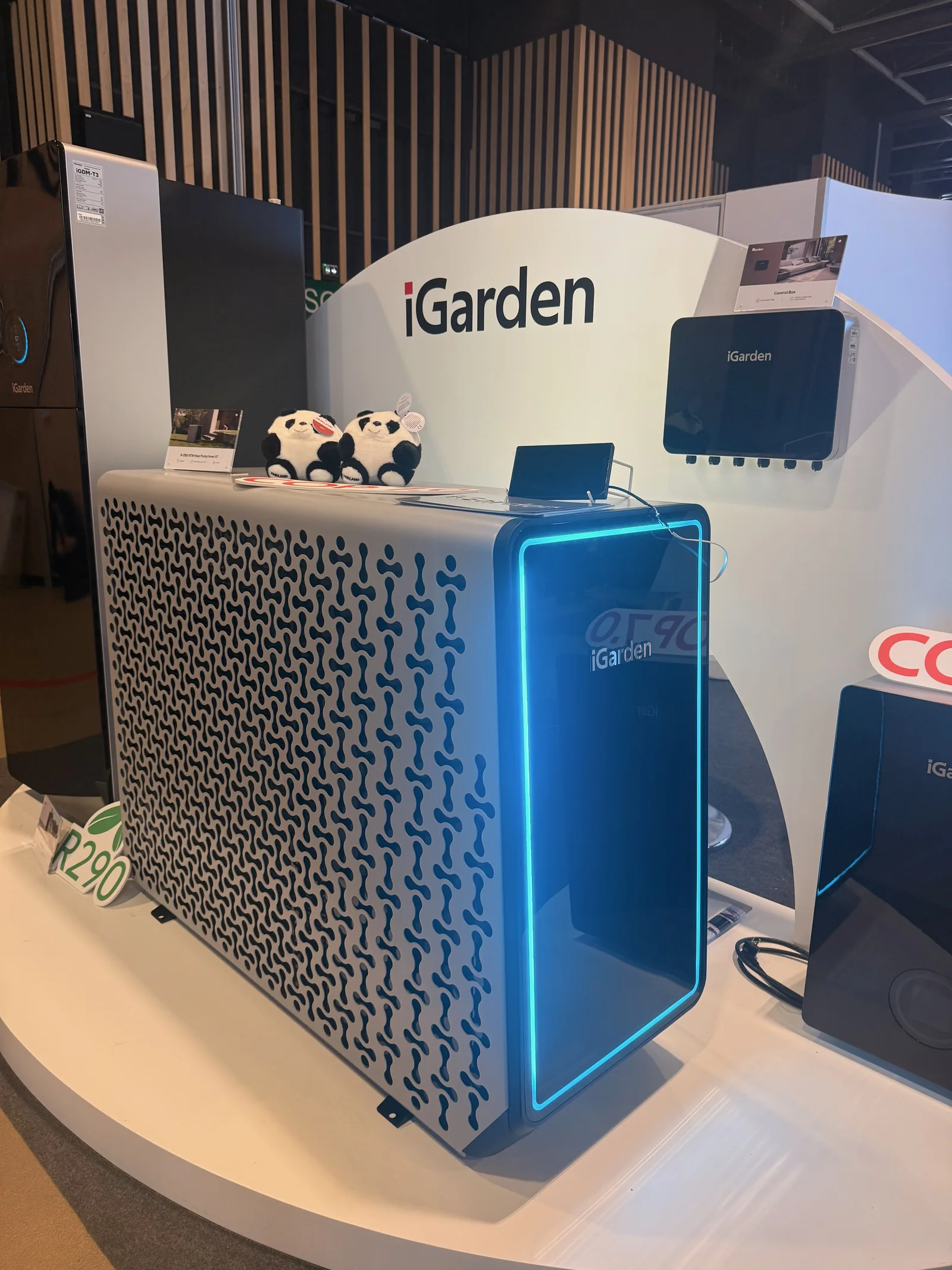iGarden-warmtepomp op een beursstand. Dit is een productpresentatie, geen installatie bij een klant.